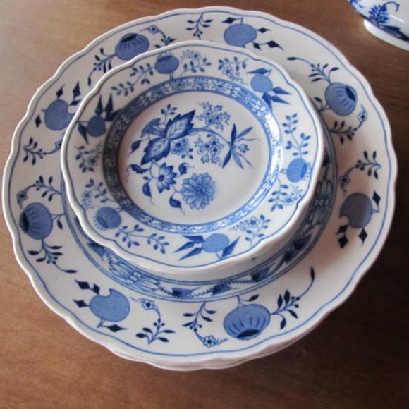 Hutschenreuther gelb bavaria Germany Blue Onion China Replacements Blue plates - Picture 1 of 5